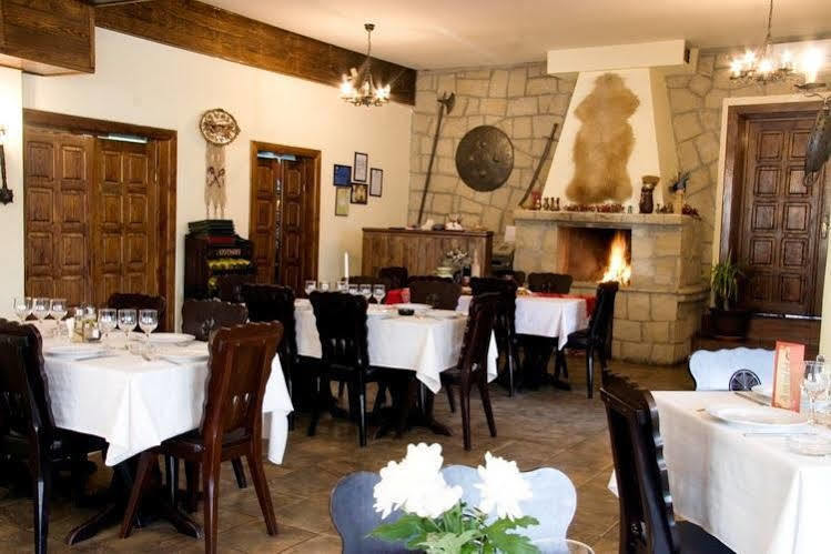 Hanul Dacilor Iasi Buitenkant foto