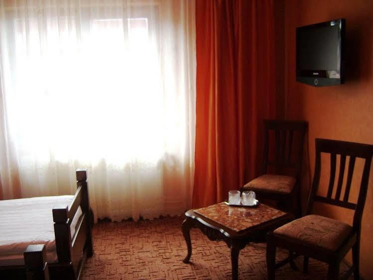Hanul Dacilor Iasi Buitenkant foto